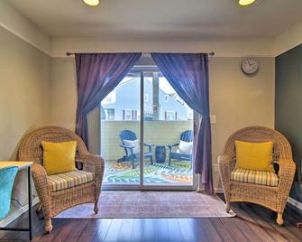 4 Mi to Ocean Lewes Beach Condo with Screened Porch - Lewes - Living room