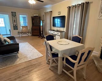 Charming 2-bedroom house in picturesque Harvey with AC - Harvey - Comedor