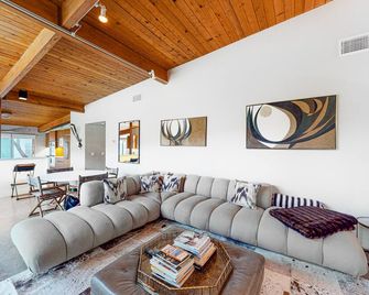 Elegant, mid-century Alexander butterfly home w/ pool & gas grill - Palm Springs - Salon