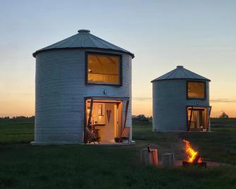 Clark Farm Silos - 5 Silo Mountain View Retreat - Kalispell - Bina