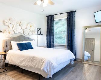 Blue Bungalow w/ Free Golf Cart 1/2 mi from Square - Covington - Bedroom