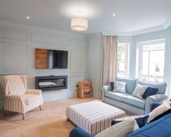 Luxury Ballycastle townhouse close to the seafront and beach. - Ballycastle - Living room