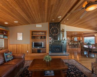 Astoria's premier suite on the Columbia River. - Astoria - Living room
