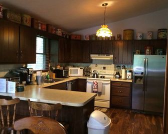 Top Rated Mountain River Cabin: Hot Tub, Wifi, Fish, Hike, Kayak, Relax! - Great Cacapon - Kitchen