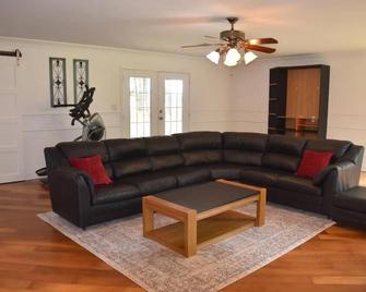 Cozy Canton Cottage-3 Bedroom/2 Bath-sleeps 8. 8 mi from 1st Monday Trade Days - Canton - Вітальня