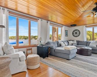 Lake House in Sturbridge w/All the Views! - Sturbridge - Living room