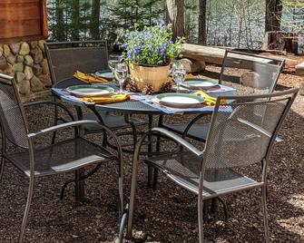 Absolutely Fantastic Lake Front Cabin Near West Glacier National Park - Columbia Falls - Patio