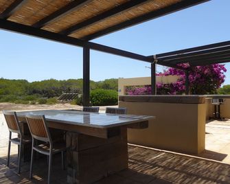 Amazing new and big property in 1st. sea line - Es Caló - Balkon