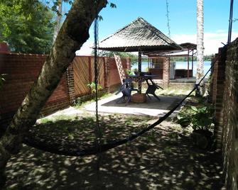 Salty Dog Hostel - Teluk Dalam - Patio