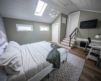 Cozy Retreat w/ Fireplace, EV Charger, King Bed - ベセル - 寝室