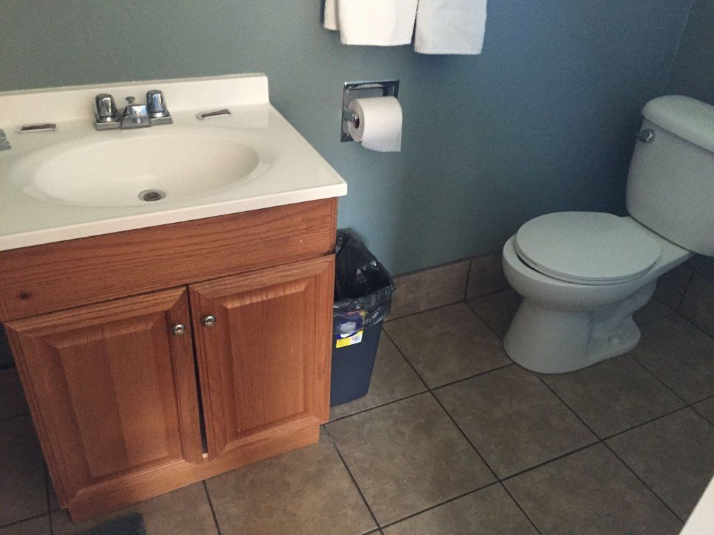 Deluxe Inn - Pomona - Baño
