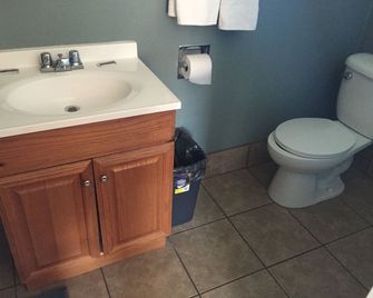 Deluxe Inn - Pomona - Bagno