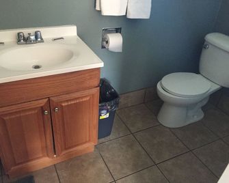 Deluxe Inn - Pomona - Baño