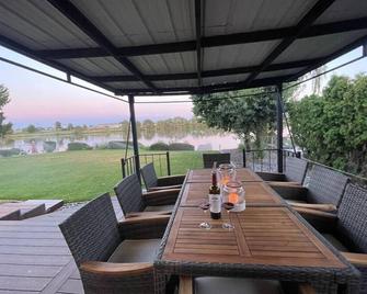 Edgewater Paradise Hottub Private Dock & Game Room - Moses Lake - Patio