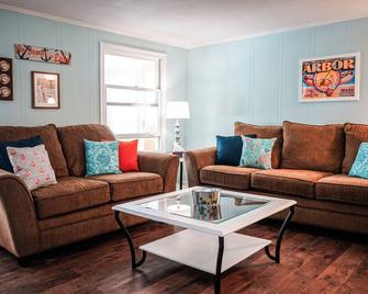 Bright, clean, central to downtown Dover. Short walk to shops, pier and beach. - Port Dover
