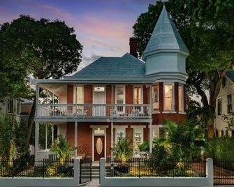 Takeover at the Grand Maloney - Cayo Hueso - Edificio