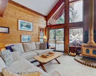 Delightful, family-friendly A-frame cabin w/ a pool table, foosball, & more - Snoqualmie Pass - Living room