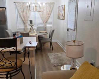 Marvelous 3-bedroom 2-bathroom house with Central Air charming Georgetown - Georgetown - Restaurant