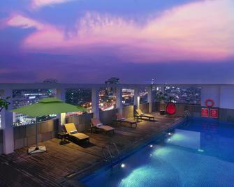 Aston Imperial Bekasi Hotel & Conference Center - Bekasi - Piscina