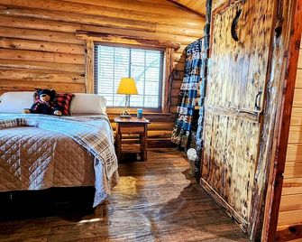 Music Mountain Retreat Cabin B - Hot Springs - Bedroom