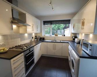 Charming Village house in Bramhall near Manchester - Bramhall - Kitchen