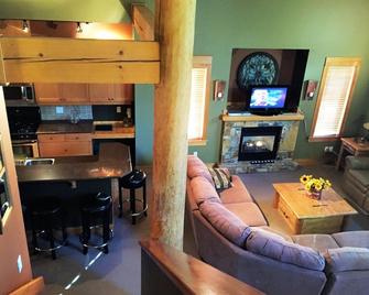 Mountain Town Properties Cascade Lodge 4A - Rossland - Living room