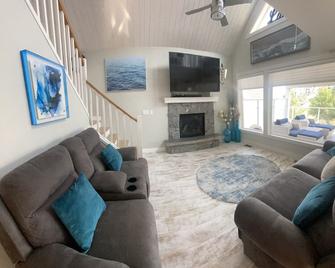 Welcome to Cabaña Del Lago, Cottage of the Lake at La Casa Resort - Fintry - Sala de estar