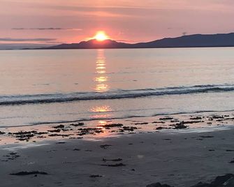 The Lazy Llama Shepherd Hut Campview Farm Stay - Ballyshannon - Beach