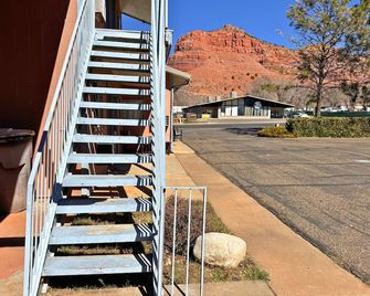 Travelers Motel - Kanab - Balcony