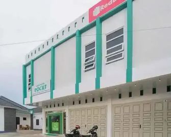 RedDoorz Syariah near Pelabuhan Ulee Lheue Banda Aceh - Banda Aceh