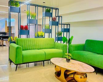 Royal Plaza Inn By Rak Rooms - Kozhikode - Wohnzimmer