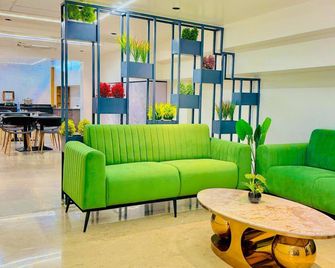 Royal Plaza Inn By Rak Rooms - Kozhikode - Wohnzimmer