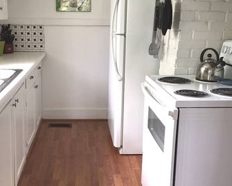 Charming cottage on 65 rolling acres - Mount Juliet - Кухня