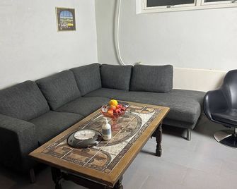 Basement Apartment in Villa - Odense - Huiskamer