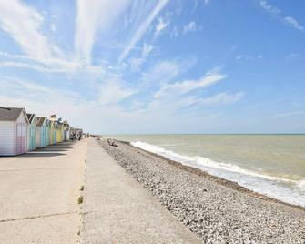 Nice Home In Saint-Aubin-Sur-Mer - Saint-Aubin-sur-Mer - Playa