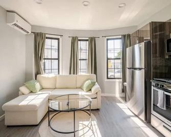 Modern Apartment in Black Rock- - Bridgeport - Living room
