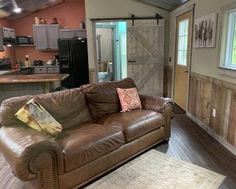 Secluded Eminence Ranch House Cabin In The Ozarks - Eminence - Living room