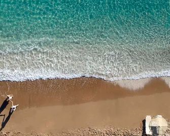 Ouzas luxury Hotel - Paralia - חוף