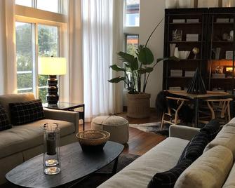 Chalet Chic - Laurentian Retreat - great for Family and Friends! - Val-David - Living room