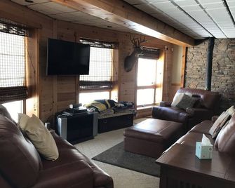 Luxury 6 bedroom Log Home w/ HOT TUB/close to 7 Springs & Hidden Valley Resorts - Somerset - Living room