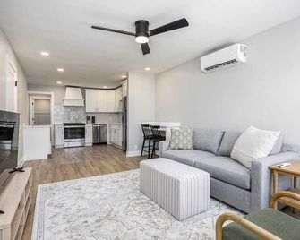 24-Guest Retreat The Nomad: Studio x2 1BR x4 - Nashville - Living room