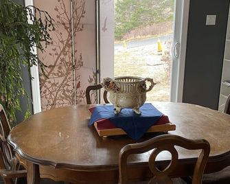 4 bed ,2 bathroom home. 2 of the 4 bedrooms are slightly smaller . Still comfort - Hubbards - Restaurant