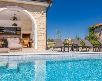 Malina Comfortable holiday residence - Malinska - Zwembad