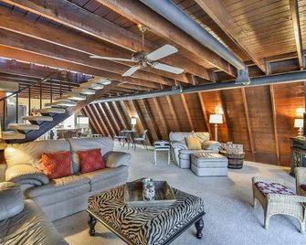 Adorable A-Frame Lakefront Cabin - Granbury - Lounge