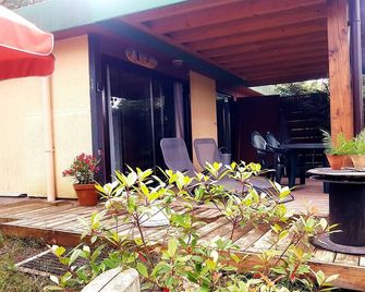A little paradise beneath the pine trees. Air-conditioned. Large covered terrace - Léon - Patio