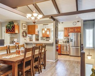 1 Mi to Diamond Peak Ski Resort Forest-View Condo - Incline Village - Dining room