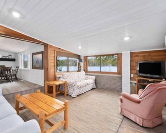 Lakefront Retreat With Kayak And Paddle Boards, Long Lake, Traverse City - Traverse City - Living room