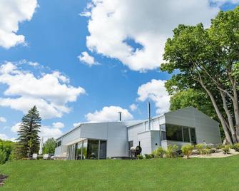 Modern meets Country - Creemore - Building