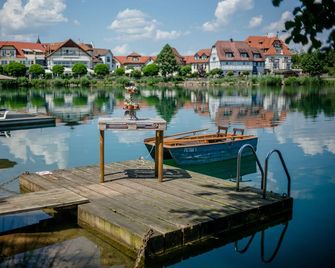 Seehotel Niedernberg - Das Dorf am See - Niedernberg - Vista del exterior