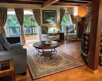 Overlooking Old Town yet In a Secluded Forest Setting - Florence - Living room